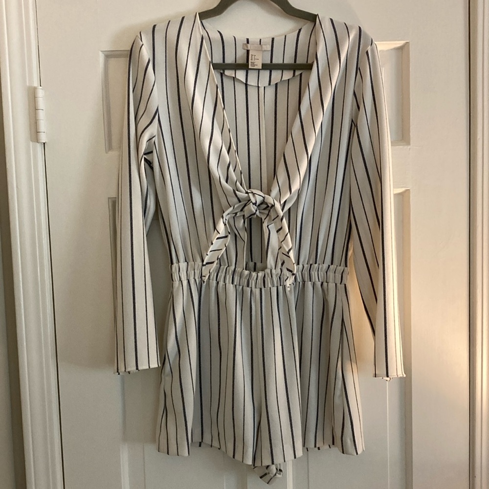 H&M size 8 long sleeve romper with tie in front and cutout. Has pockets. EUC